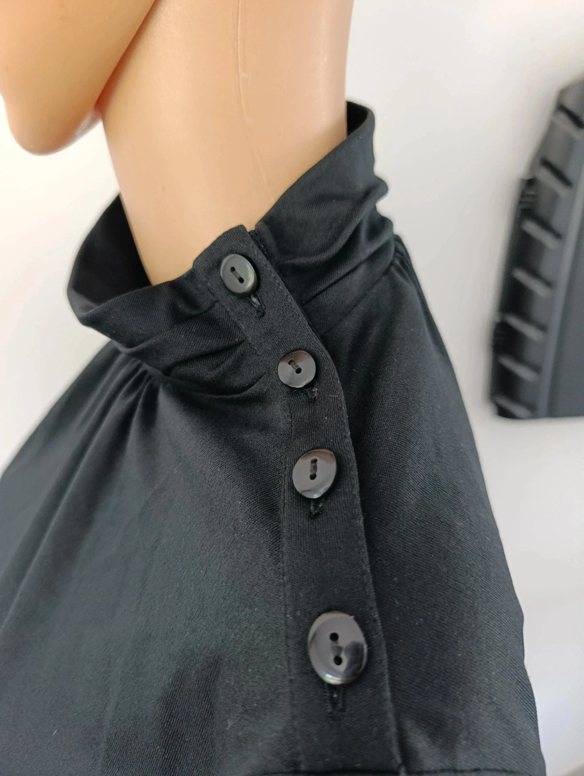 Blusa negra de cuello alto con botones, mangas largas - Talla L – photo 10